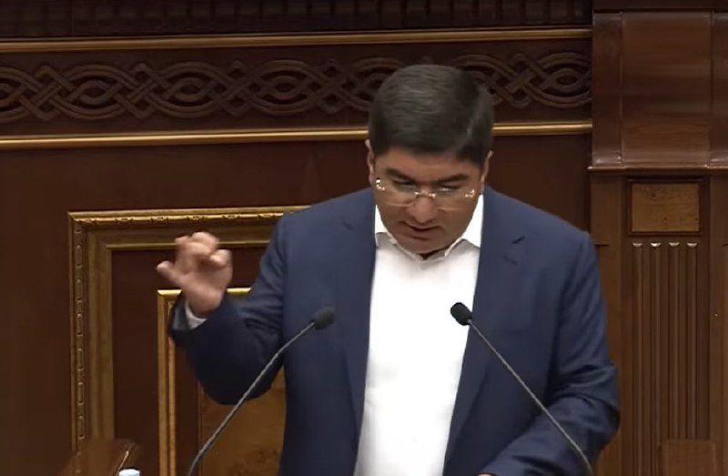 Кандидат от блока Баграмяна на трибуне в Вайке