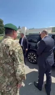 Никол Пашинян вручает награду победителю Армейских игр в Вайке