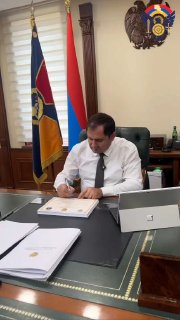 Сурен Папикян, министр обороны Армении, на фоне военной академии