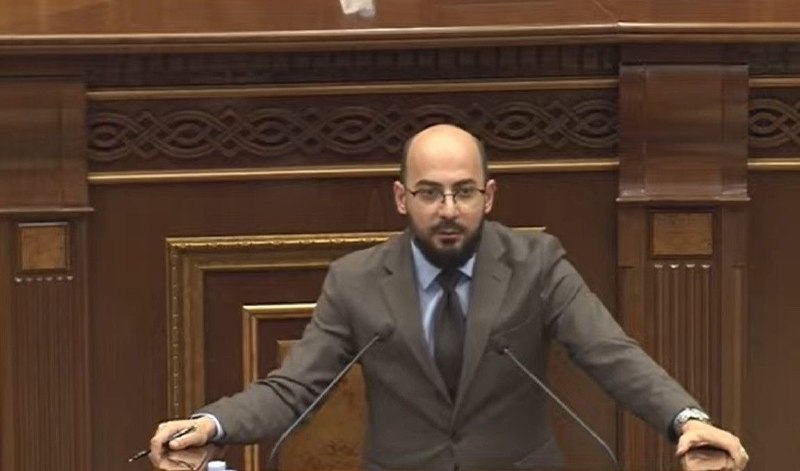 Артур Ованнисян выступает на фоне выборов в Вайке