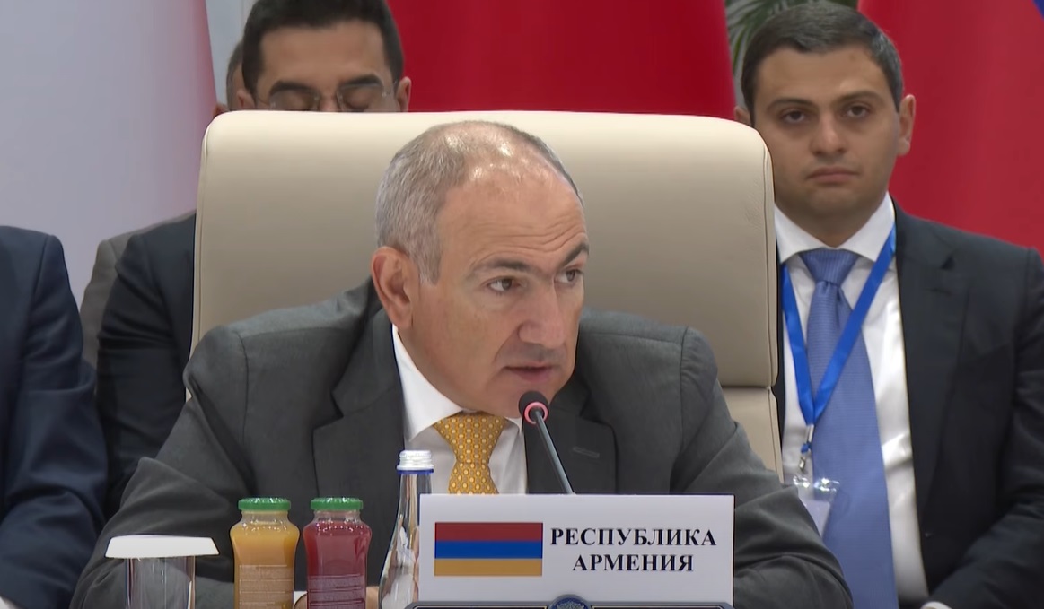 Никол Пашинян выступает с заявлением о ЕАЭС