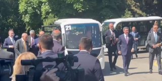 Премьер-министры Армении и России Пашинян и Мишустин беседуют перед заседанием ЕАЭС