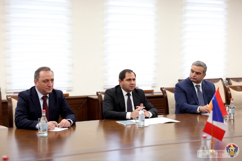Сурен Папикян и Оливье Декотиньи на встрече в Ереване