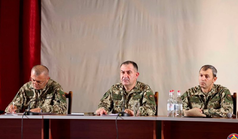 Эдвард Асриан на встрече с военнослужащими в Вайке