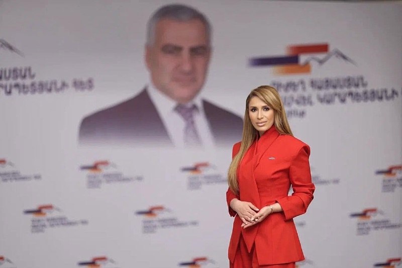 Гоар Мелоян на фоне здания ЦИК в Вайке