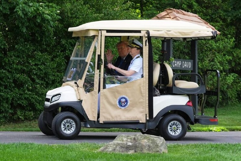 Полицейские возле гольф-клуба Трампа в округе Лос-Анджелес