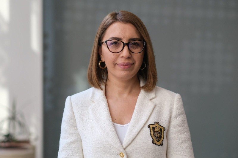 Кристинне Григорян и Андраник Симонян на фоне здания правительства Армении