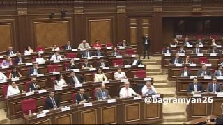 Рубен Рубинян выступает в парламенте Армении на заседании по выборам спикера