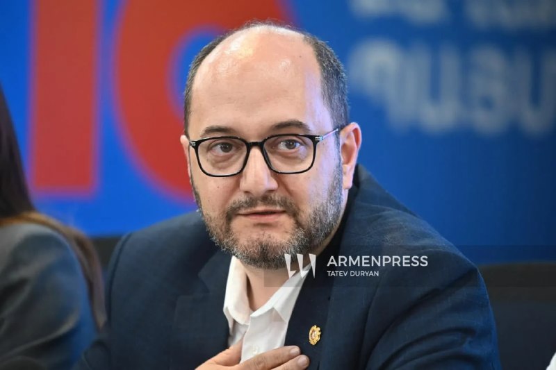Араик Арутюнян на фоне здания правительства Армении