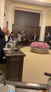 Сотрудники Аппарата премьер-министра аплодируют Араику Арутюняну в Вайке