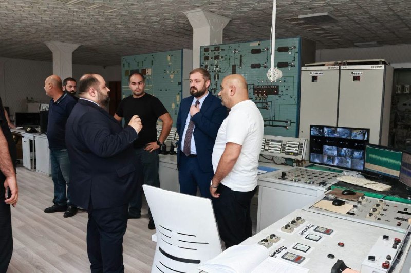Министр экономики Геворг Папоян на заводе Араратцемент