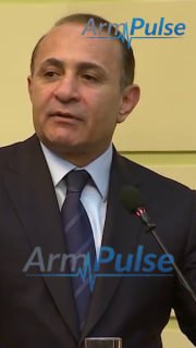 Овик Абрамян на фоне здания правительства Армении, Вайк