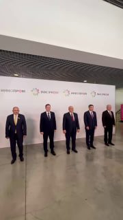 Никол Пашинян на выставке «Иннопром-2026» в Екатеринбурге осматривает павильоны