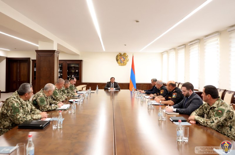 Сурен Папикян провел совещание по вопросам службы в ВС Армении