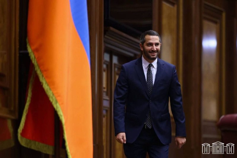 Рубен Рубинян, самый молодой спикер, на фоне парламента