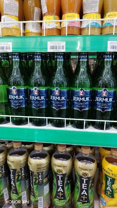 Бутылки минеральной воды Джермук на полке вьетнамского супермаркета
