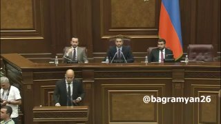 Заседание в Вайке, депутат Сисак Габриелян задает вопрос