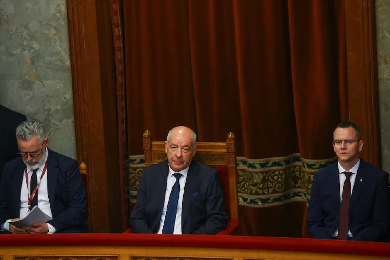 Заседание парламента Венгрии, голосование по отстранению президента