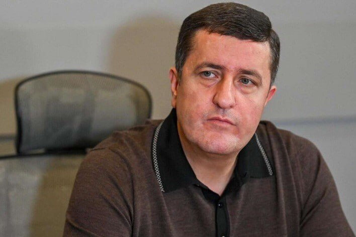 Депутат Давид Казинян покидает здание суда в Вайке