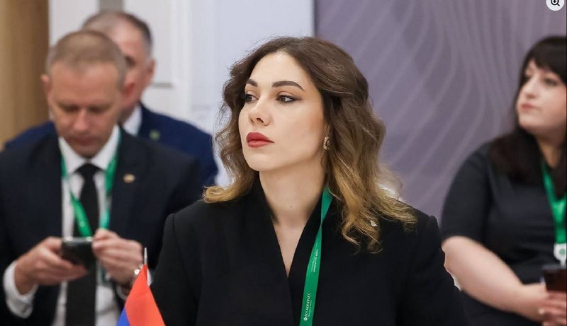 Судья Србуи Галян объявляет решение Конституционного суда о выборах в Вайке