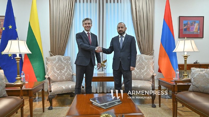 Арарат Мирзоян и Кестутис Будрис обмениваются сообщениями в соцсети X