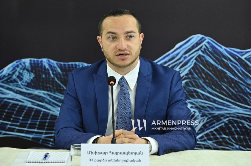 Мхитар Айрапетян и Арег Данагулян на встрече в Ереване