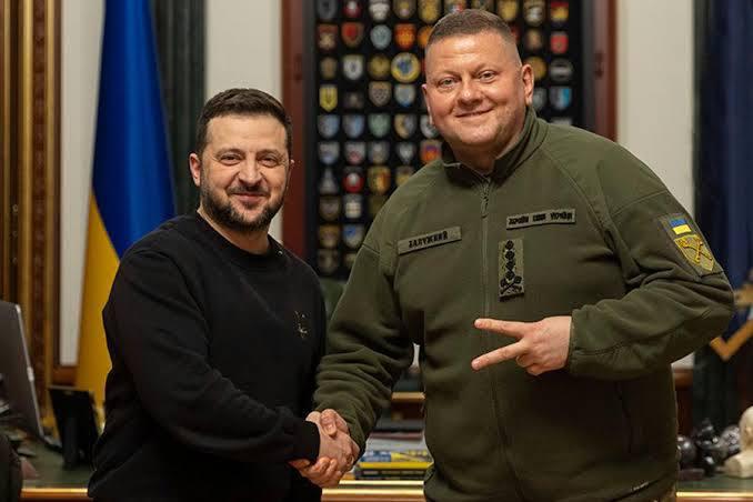 Валерий Залужный в военной форме на фоне флага Украины