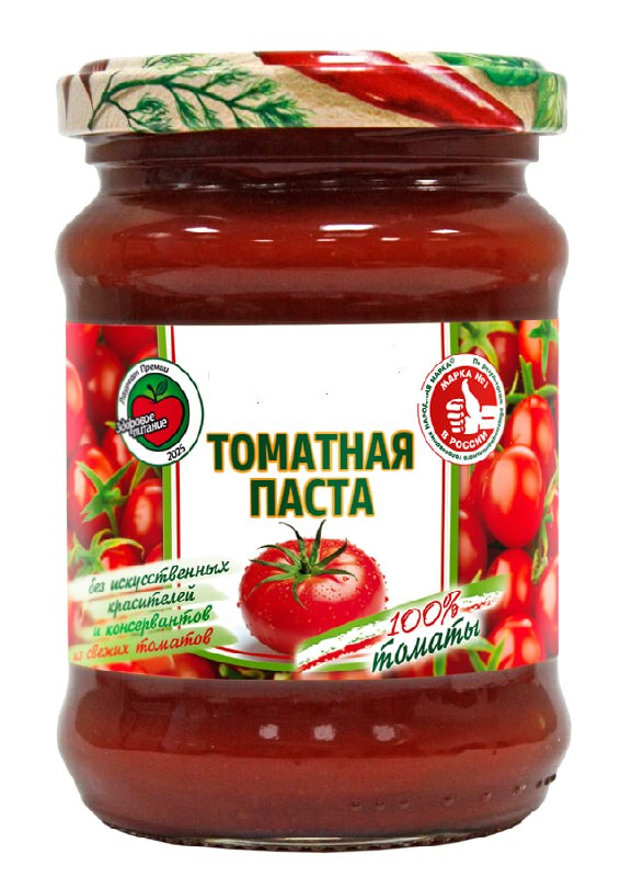 Упаковки томатной пасты на полке магазина в Вайке, Армения
