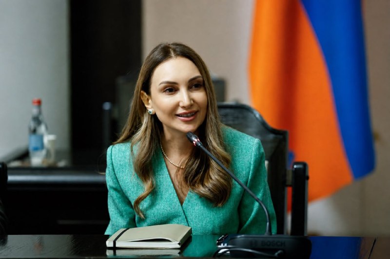 Лилит Макунц на фоне государственного флага Армении