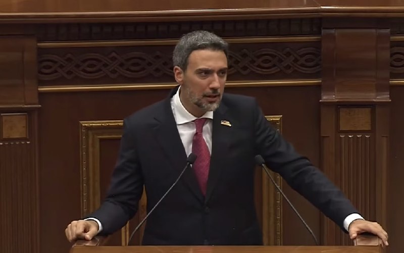 Легендарный актер армянского вестерна на трибуне парламента Армении