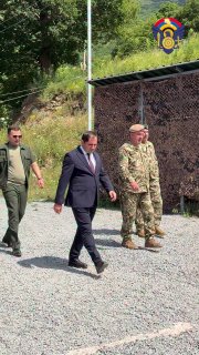 Министр обороны Сурен Папикян беседует с военными в Вайке