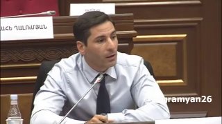 Адвокат Рубен Вардеванян на фоне здания суда в Вайке