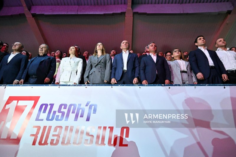 Заседание парламента Армении, депутаты, флаги, Вайоц-Дзор