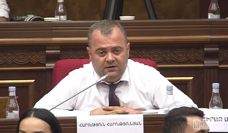 Арутюн Арутюнян, депутат от Вайка, на заседании парламента Армении