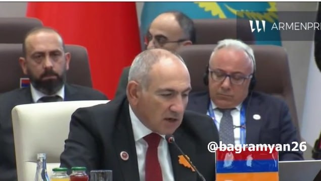 Никол Пашинян и Ильхам Алиев сидят рядом на мероприятии в Вайке