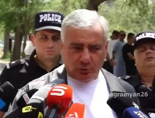 Кандидат на выборах в Вайке общается с журналистами