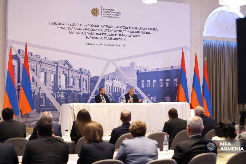 Вице-премьер Мгер Григорян и министр иностранных дел Арарат Мирзоян на семинаре в Гюмри