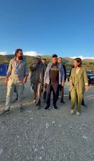 Никол Пашинян на фоне армянского пейзажа в Вайоц-Дзоре