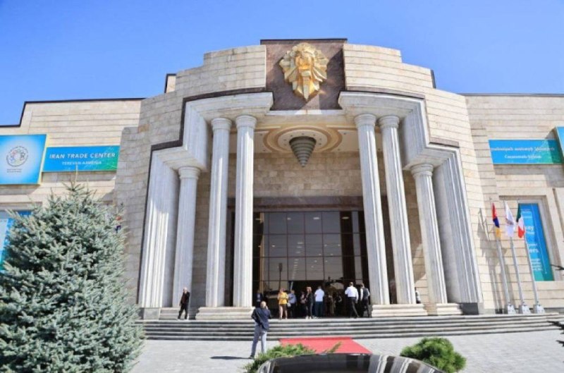 Фасад торгового центра «Ариндж Молл» в Вайке