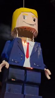 Сожжение чучела Трампа в стиле LEGO во время траурного шествия в Мешхеде, Иран