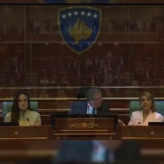 Депутат бросает яйца в премьера Косова Альбина Курти в парламенте