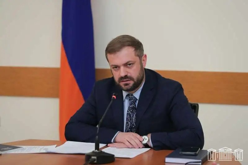 Геворг Папоян, министр экономики Армении, выступает с заявлением о ЕАЭС и ОДКБ в Вайке