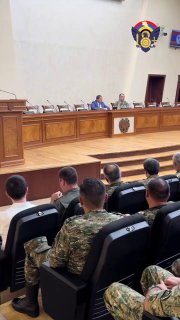 Министр обороны Армении Сурен Папикян на фоне военной формы