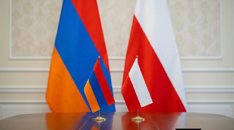 Флаг Армении и Польши на фоне переговоров