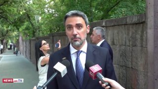 Арам Вардеванян (Арамис) в Вайке на фоне здания парламента