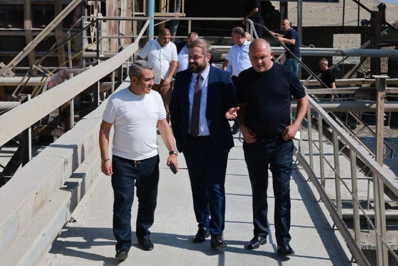 Здание завода «Араратцемент» в Армении