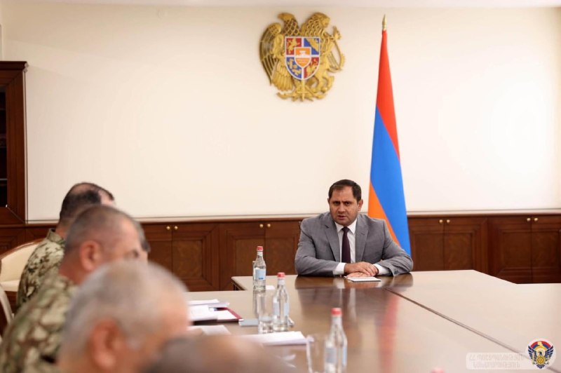Сурен Папикян на совещании по комплектованию ВС Армении