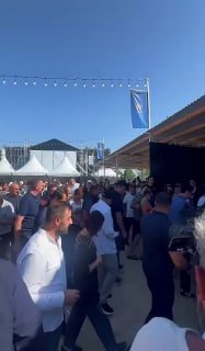 Никол Пашинян и Жанна Андреасян осматривают павильоны фестиваля «Варчафест» на Севане