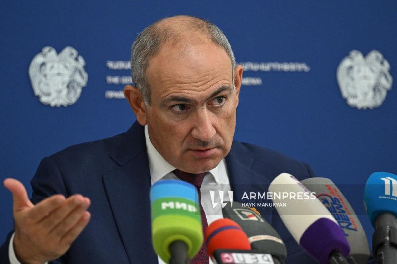 Премьер-министр Армении Никол Пашинян выступает с заявлением после заседания правительства в Ереване.