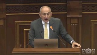 Никол Пашинян выступает на фоне выборов в Вайке